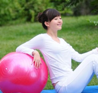 简单瘦腰腹最快方法 五步健身球动作帮你轻松瘦下来