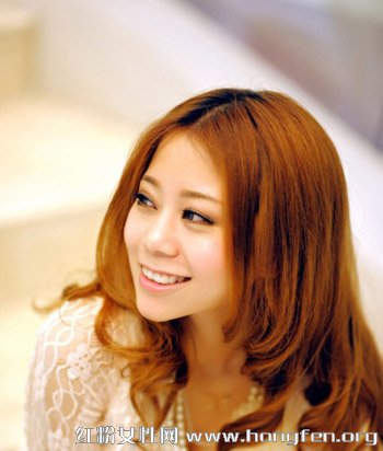 十足的吸睛效果 甜美女孩韩式烫发发型设计图片