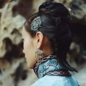 清宫迷福利来袭！清朝旗头发型梳法分享，原来娘娘发型如此简单