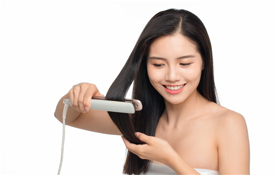 35岁女人弄哪种发型最减龄 空气刘海长卷发时髦又甜美