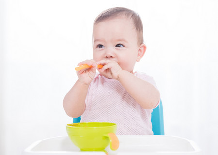 两岁宝宝吃饭喜欢含着怎么办